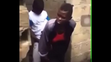 Une fillette baisé par son copain de classe