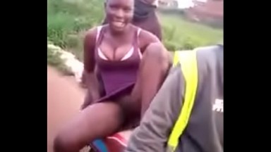 elle monte finalement sur la moto