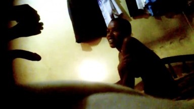 Il baise la fille et la filme en camera cachee